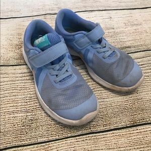 Girls blue Nike tennis shoes shoes 13.5 GUC